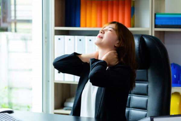 Ngồi làm việc với máy tính lâu dài dẫn đến các cơn đau vùng cổ vai gáy